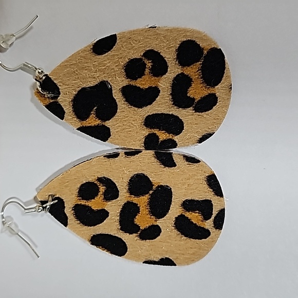 3/$20 Leopard teardrop dangle earrings New - Picture 5 of 5